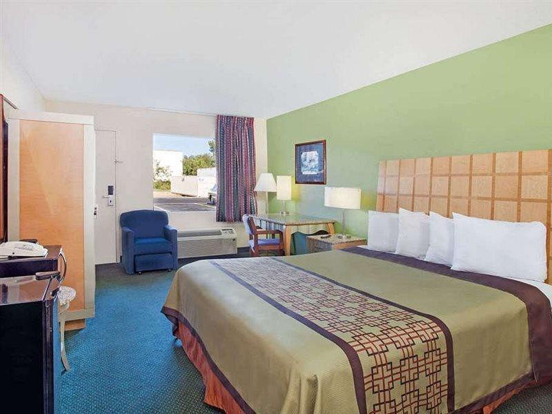 Days Inn By Wyndham Greeneville Екстериор снимка
