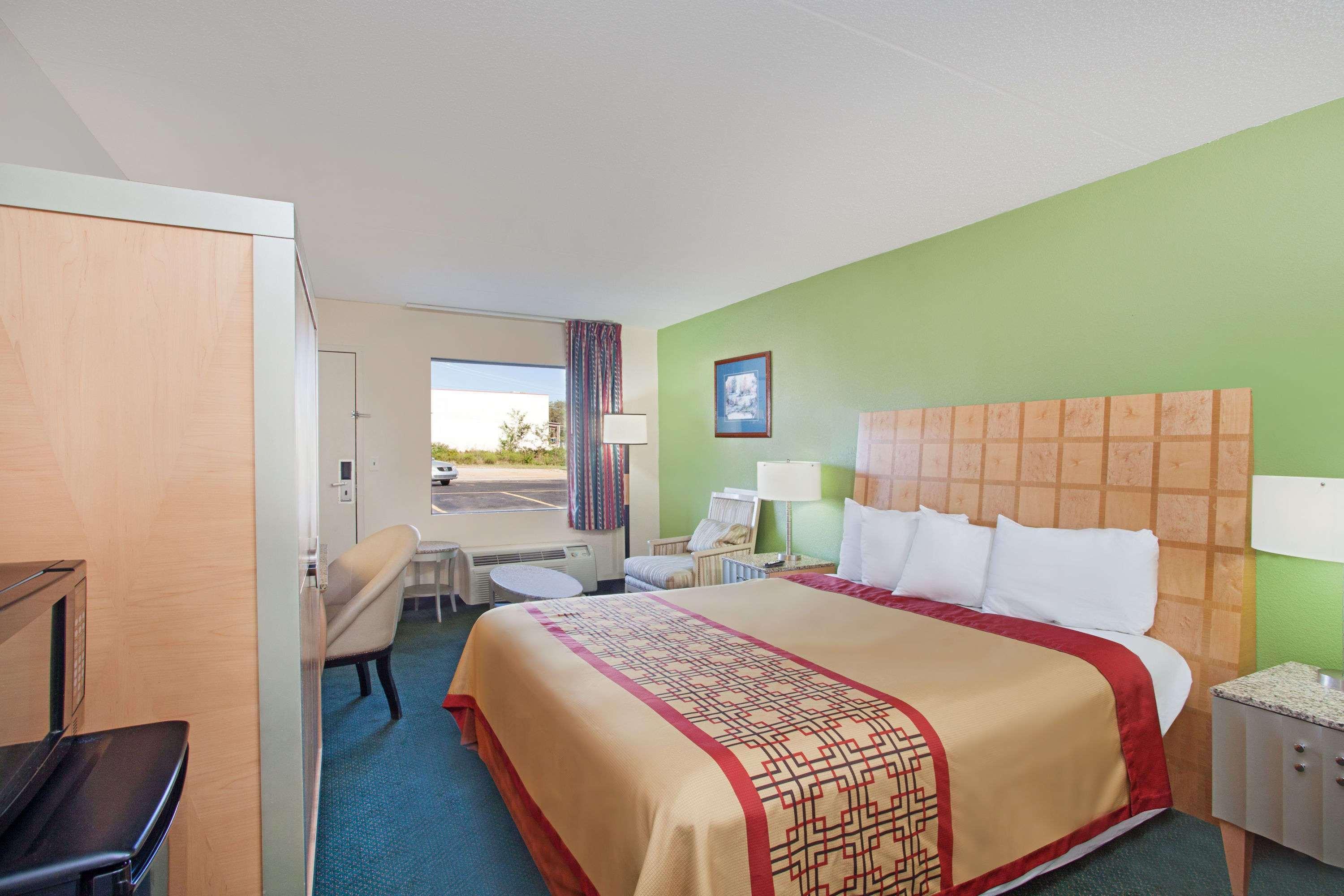 Days Inn By Wyndham Greeneville Екстериор снимка
