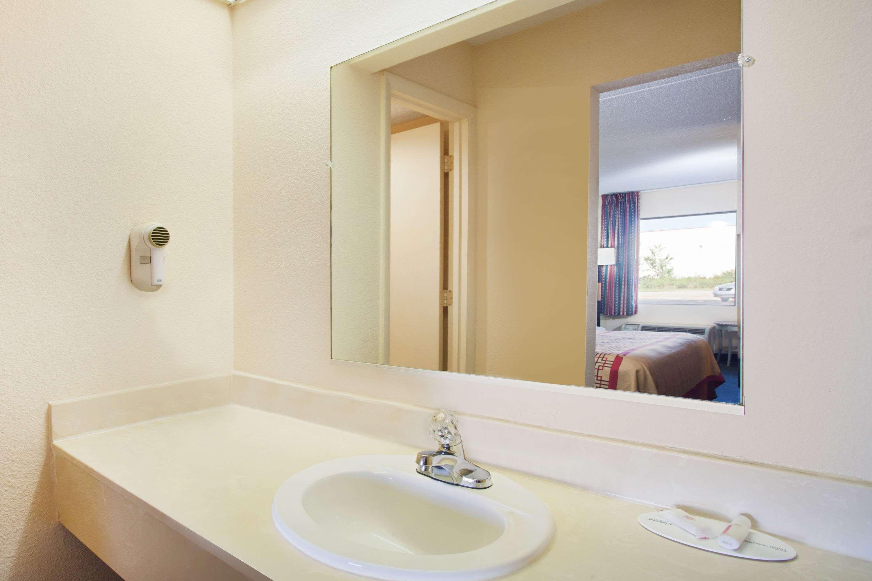 Days Inn By Wyndham Greeneville Екстериор снимка