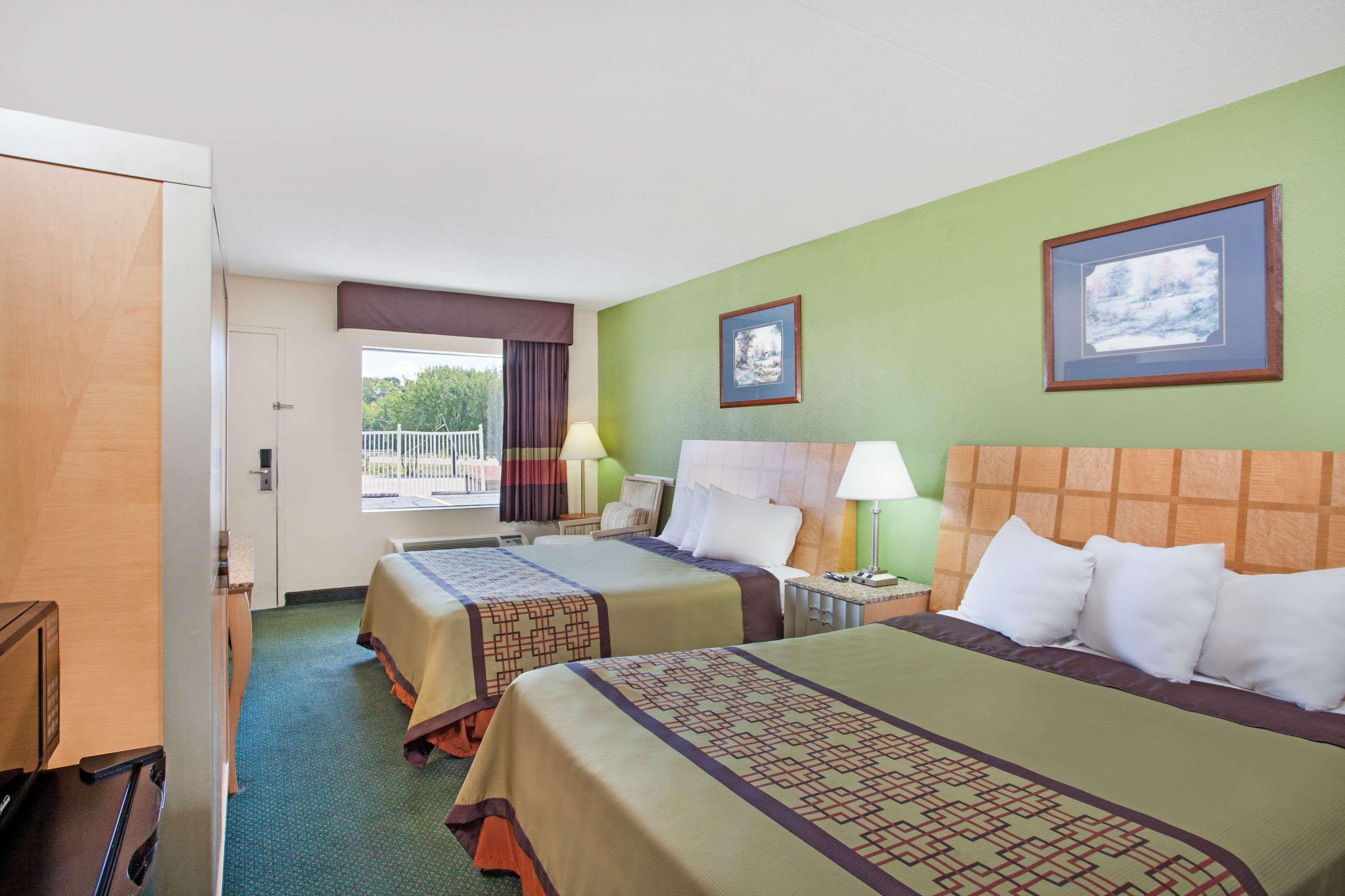 Days Inn By Wyndham Greeneville Екстериор снимка