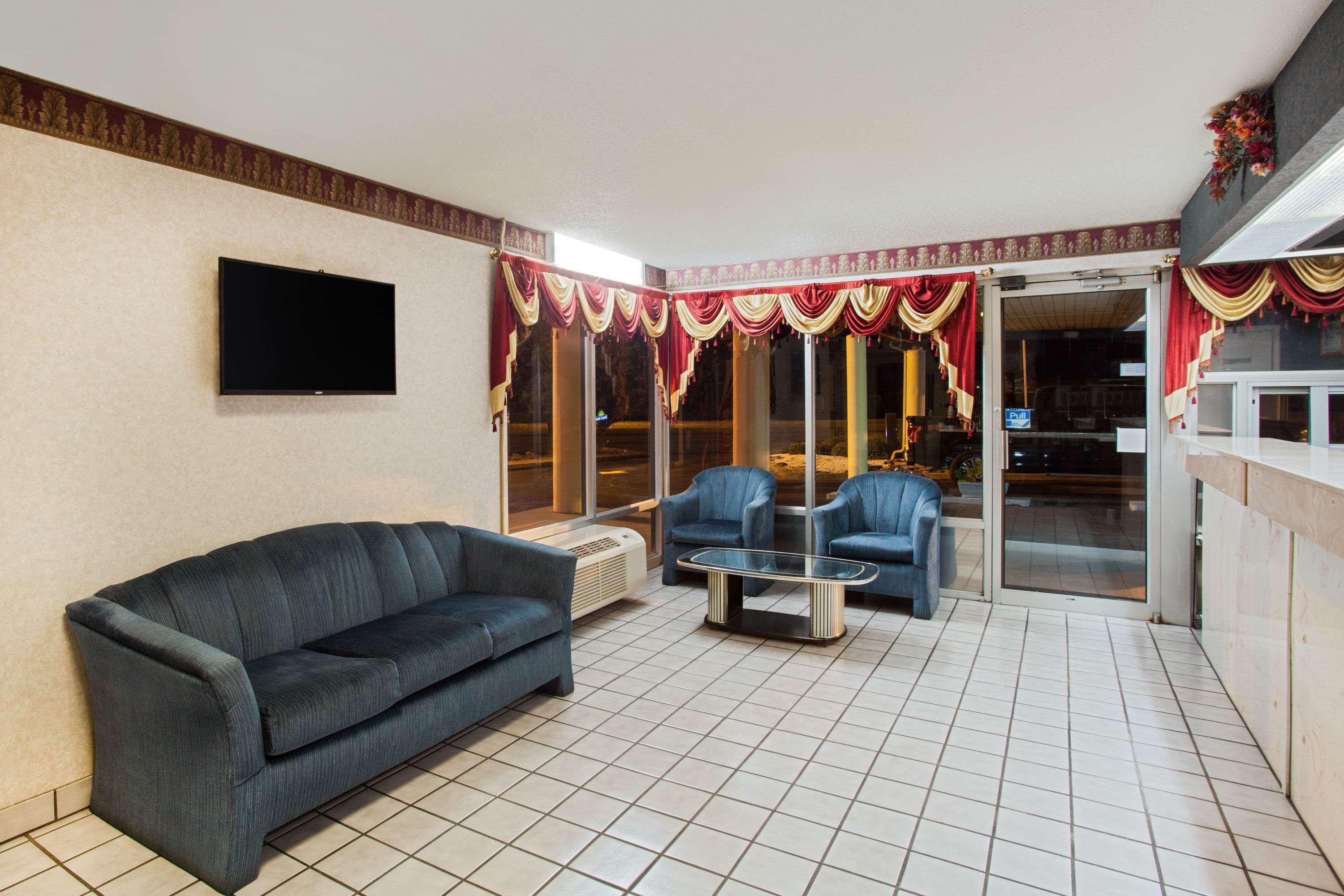 Days Inn By Wyndham Greeneville Екстериор снимка