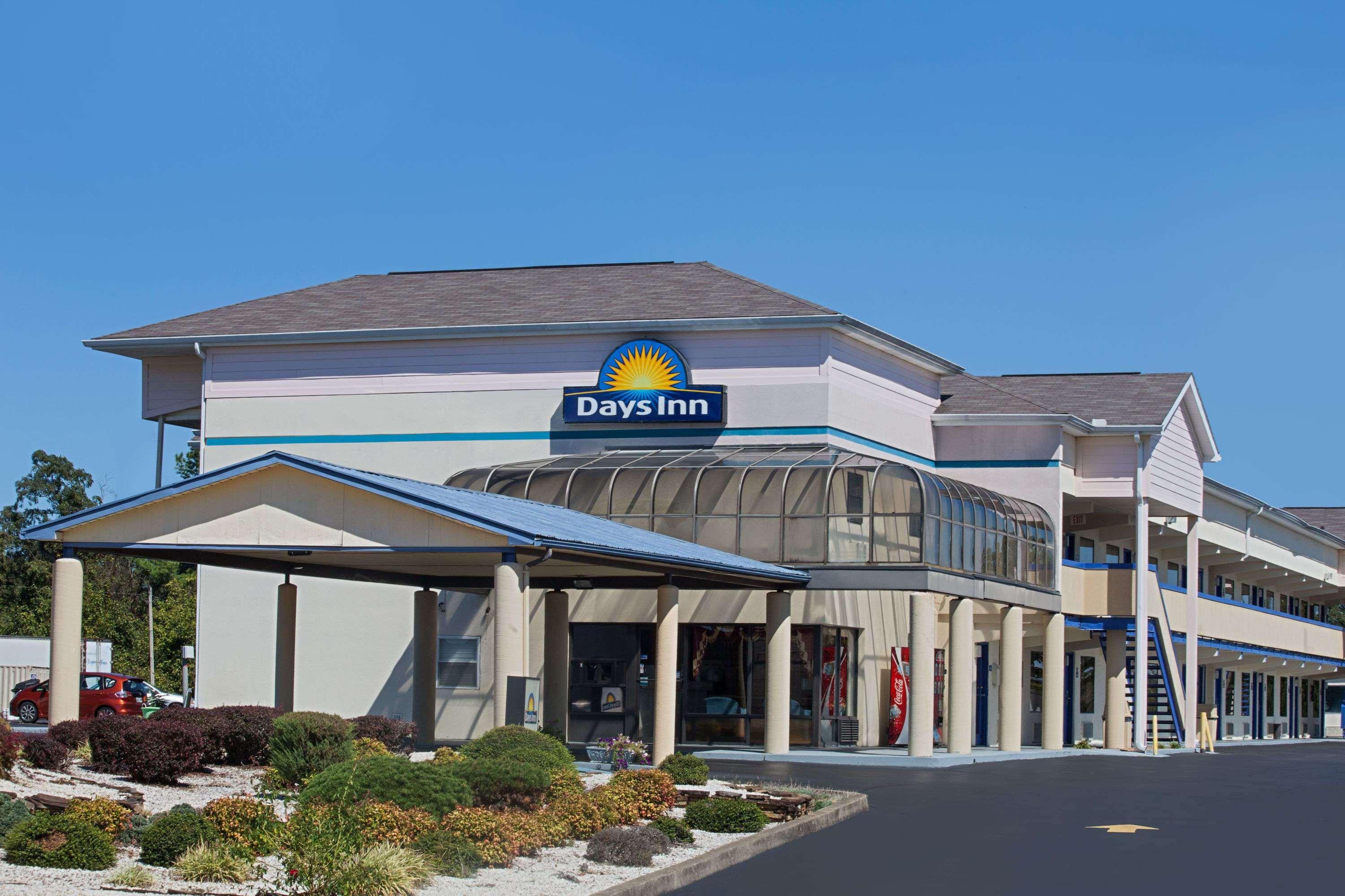 Days Inn By Wyndham Greeneville Екстериор снимка