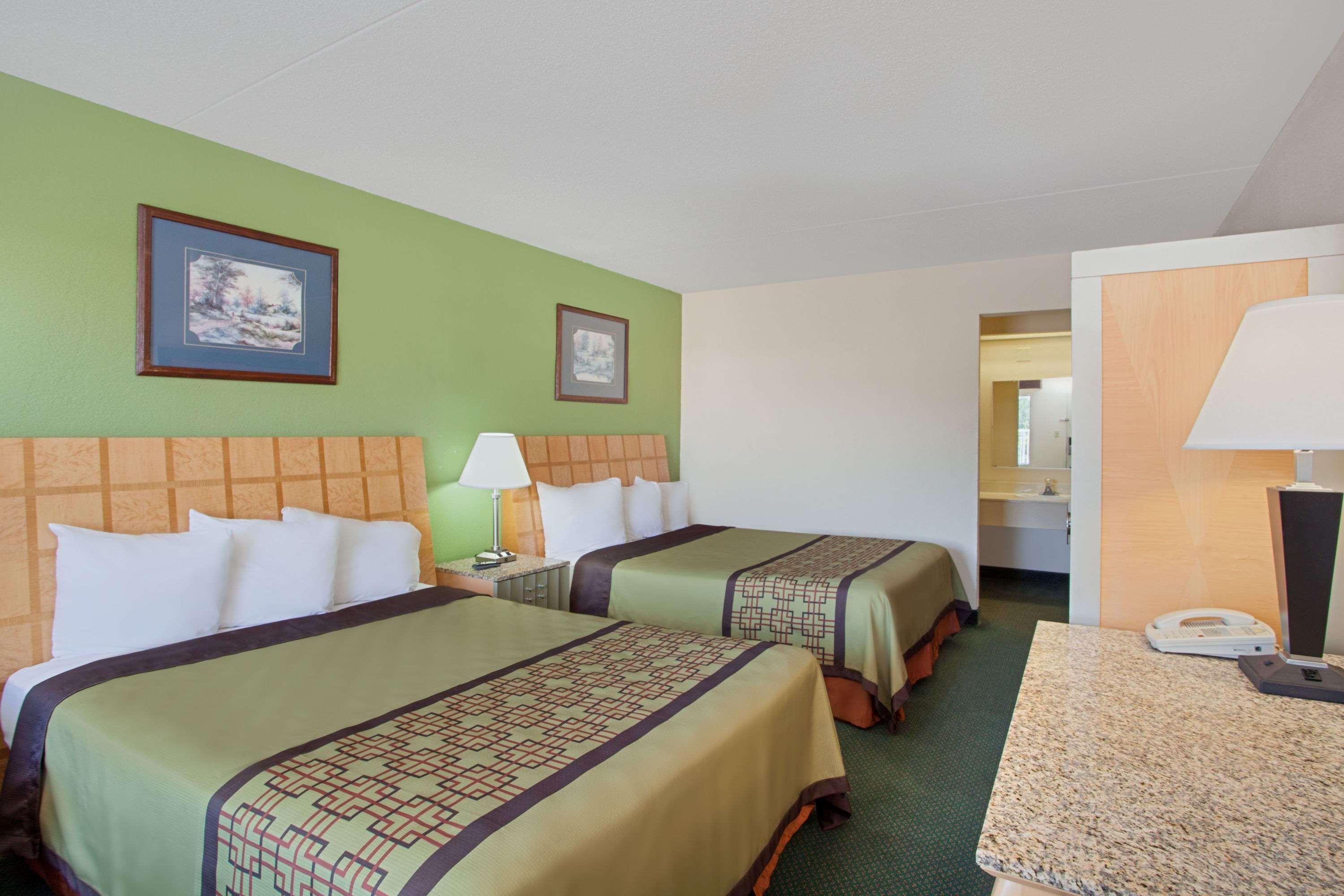 Days Inn By Wyndham Greeneville Екстериор снимка