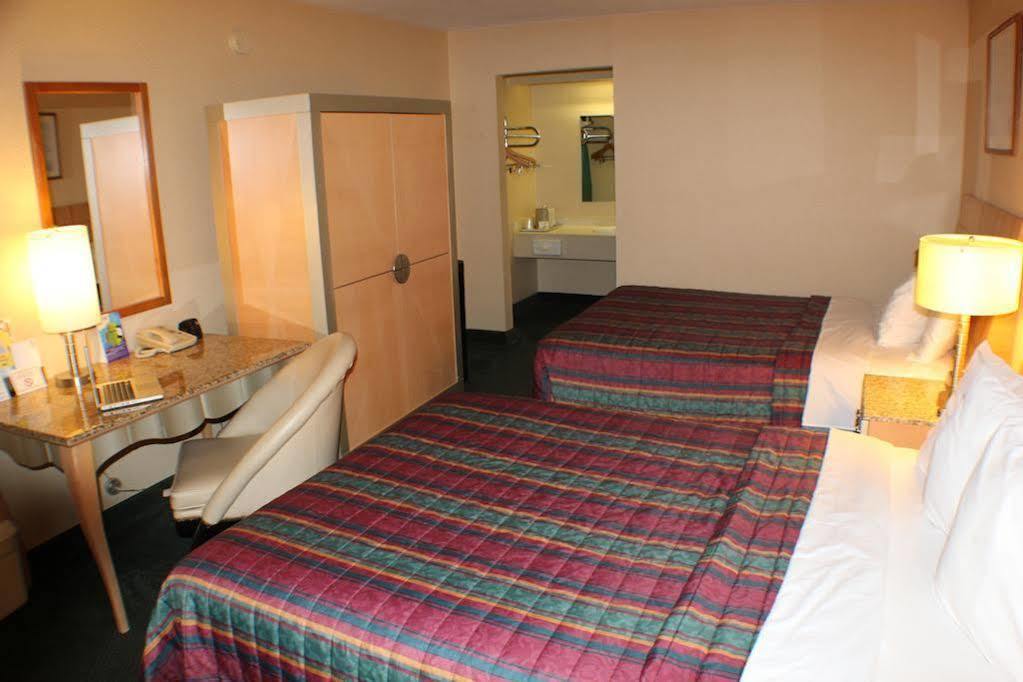 Days Inn By Wyndham Greeneville Екстериор снимка