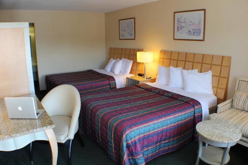 Days Inn By Wyndham Greeneville Екстериор снимка