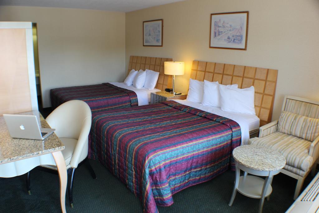 Days Inn By Wyndham Greeneville Стая снимка