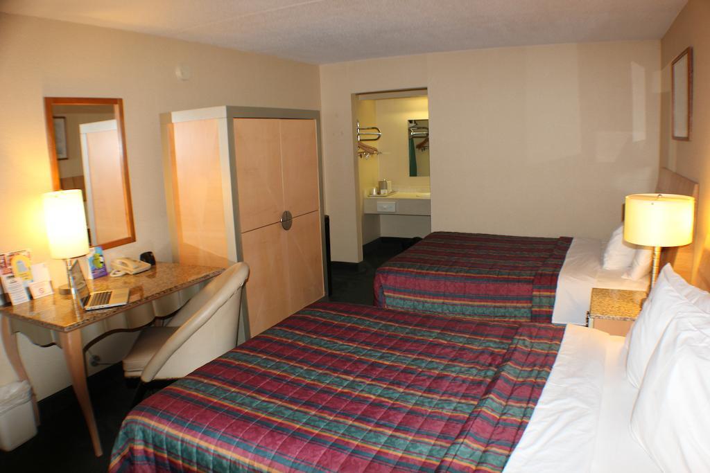 Days Inn By Wyndham Greeneville Стая снимка